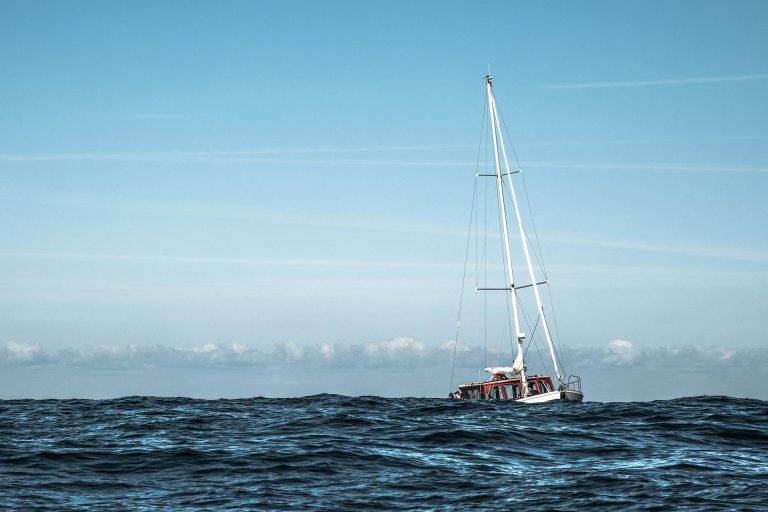 Segelboot in Küstengewässern, gesteuert mit einem Sportbootführerschein See